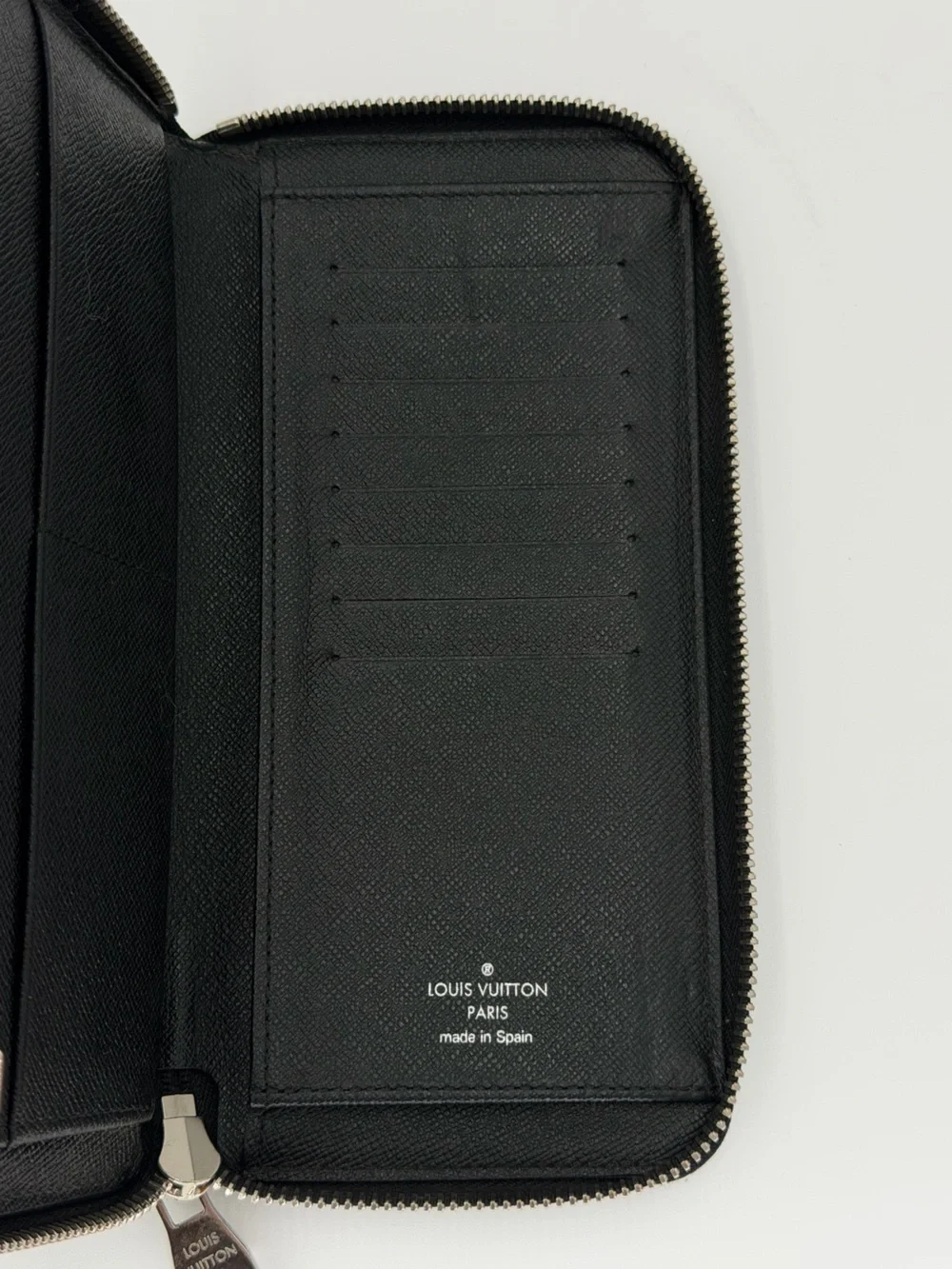 Unisex Louis Vuitton Damier Graphite Zip-Around Wallet in Excellent Condition!🩶 - Picture 3 of 16